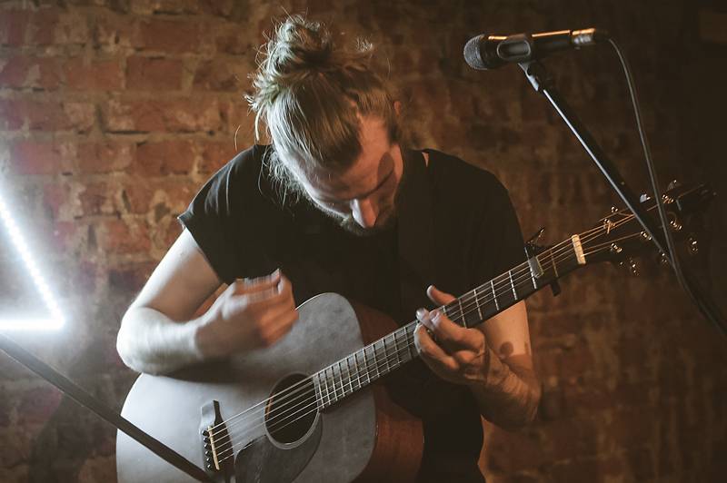 Thom Artway v Praze nahrával bzučící diváky, teepee pokřtili nové EP Mirrors