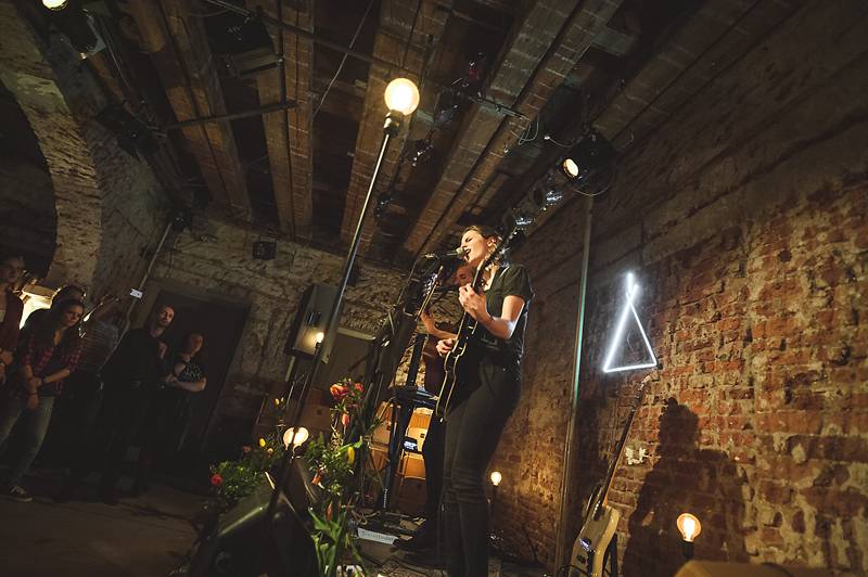 Thom Artway v Praze nahrával bzučící diváky, teepee pokřtili nové EP Mirrors