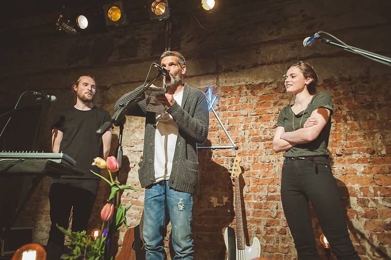 Thom Artway v Praze nahrával bzučící diváky, teepee pokřtili nové EP Mirrors