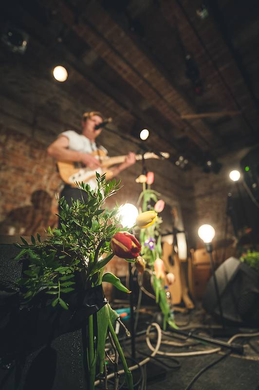 Thom Artway v Praze nahrával bzučící diváky, teepee pokřtili nové EP Mirrors