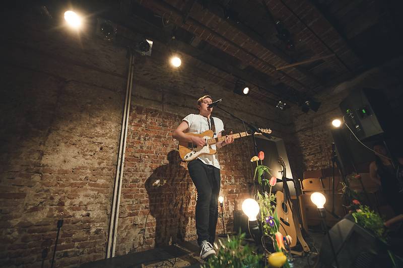 Thom Artway v Praze nahrával bzučící diváky, teepee pokřtili nové EP Mirrors