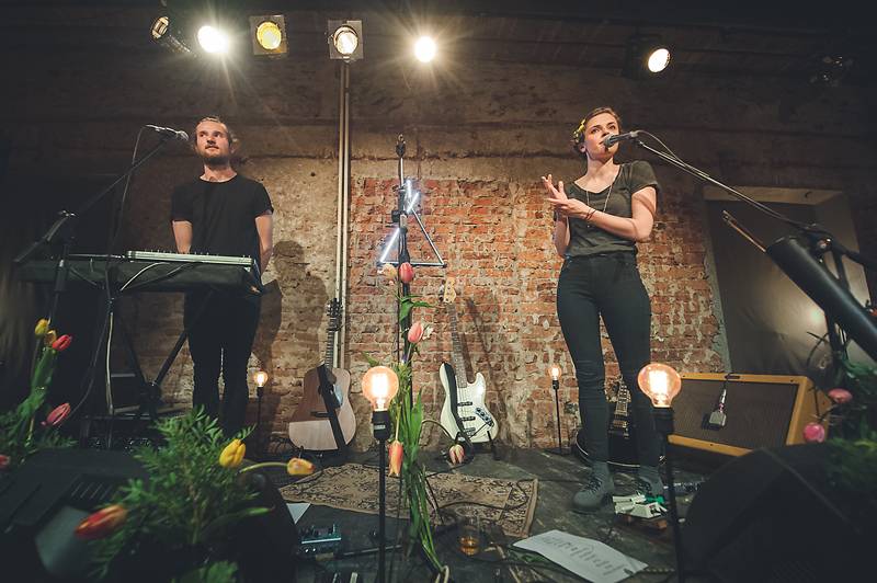 Thom Artway v Praze nahrával bzučící diváky, teepee pokřtili nové EP Mirrors