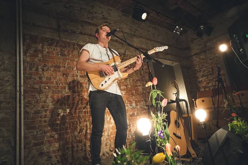 Thom Artway v Praze nahrával bzučící diváky, teepee pokřtili nové EP Mirrors