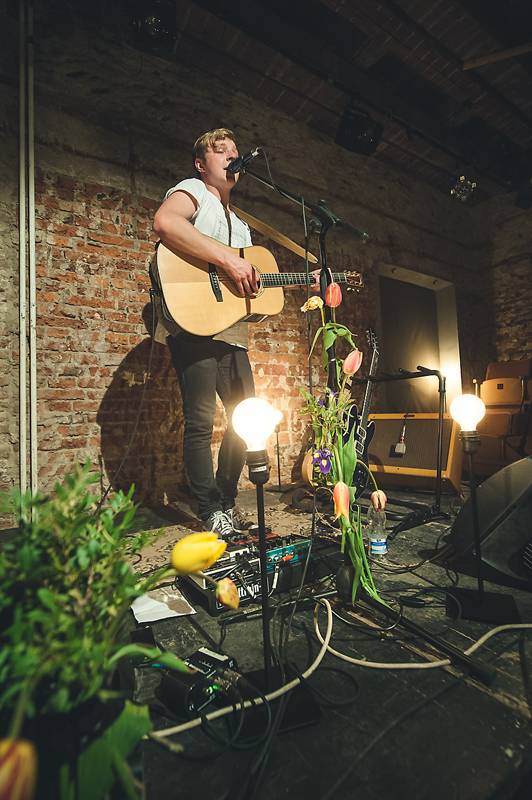 Thom Artway v Praze nahrával bzučící diváky, teepee pokřtili nové EP Mirrors