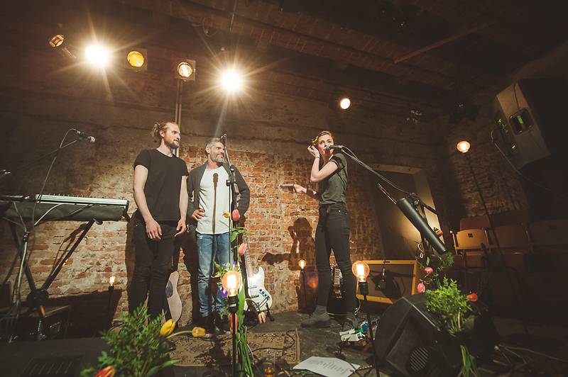 Thom Artway v Praze nahrával bzučící diváky, teepee pokřtili nové EP Mirrors