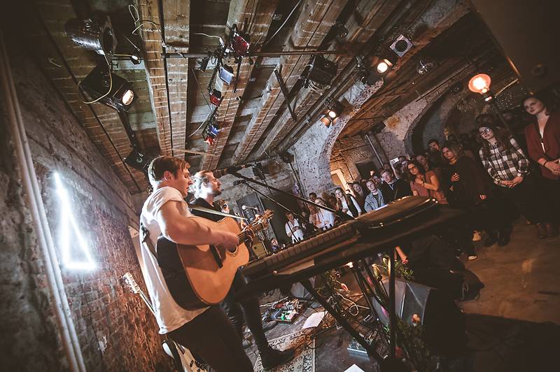 Thom Artway v Praze nahrával bzučící diváky, teepee pokřtili nové EP Mirrors