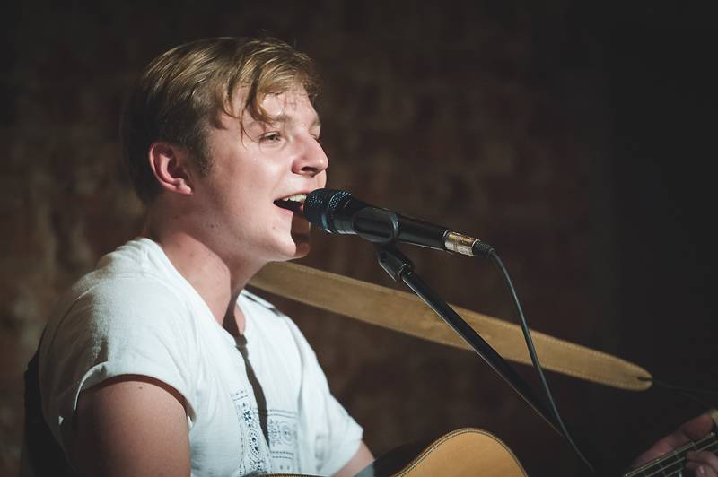 Thom Artway v Praze nahrával bzučící diváky, teepee pokřtili nové EP Mirrors