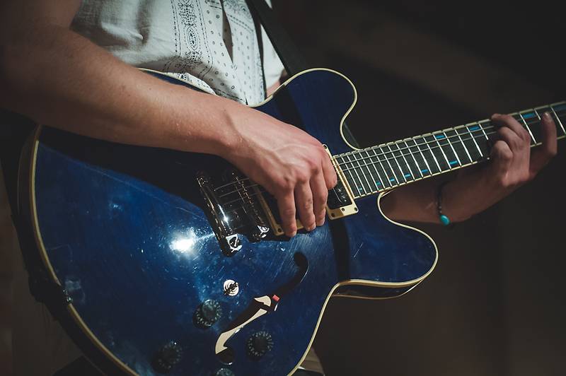 Thom Artway v Praze nahrával bzučící diváky, teepee pokřtili nové EP Mirrors