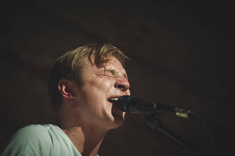 Thom Artway v Praze nahrával bzučící diváky, teepee pokřtili nové EP Mirrors