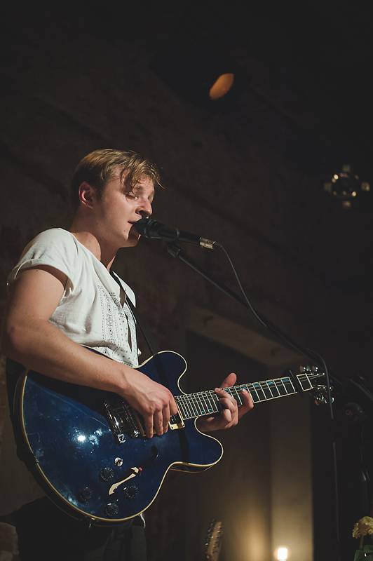 Thom Artway v Praze nahrával bzučící diváky, teepee pokřtili nové EP Mirrors