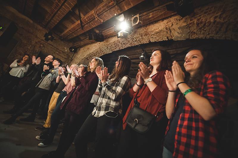 Thom Artway v Praze nahrával bzučící diváky, teepee pokřtili nové EP Mirrors