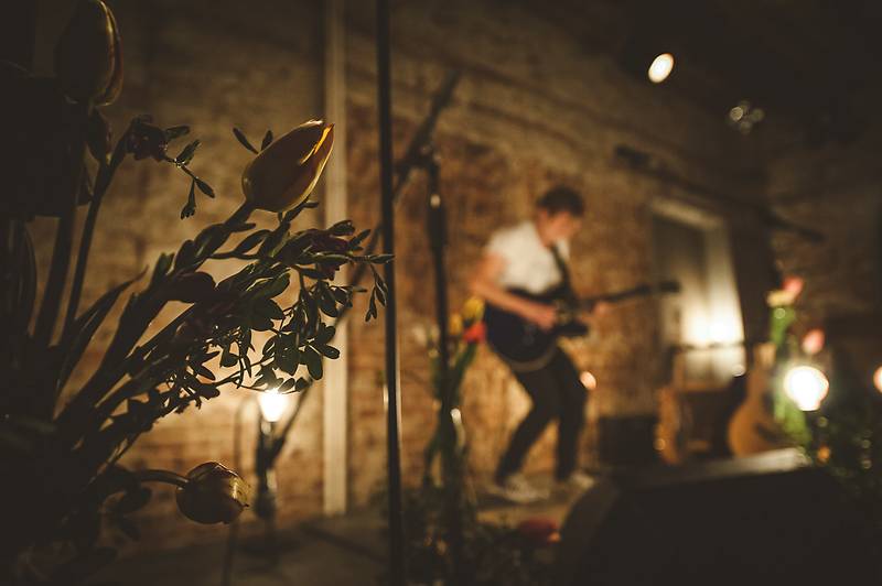 Thom Artway v Praze nahrával bzučící diváky, teepee pokřtili nové EP Mirrors