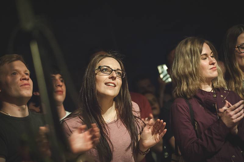 Thom Artway v Praze nahrával bzučící diváky, teepee pokřtili nové EP Mirrors