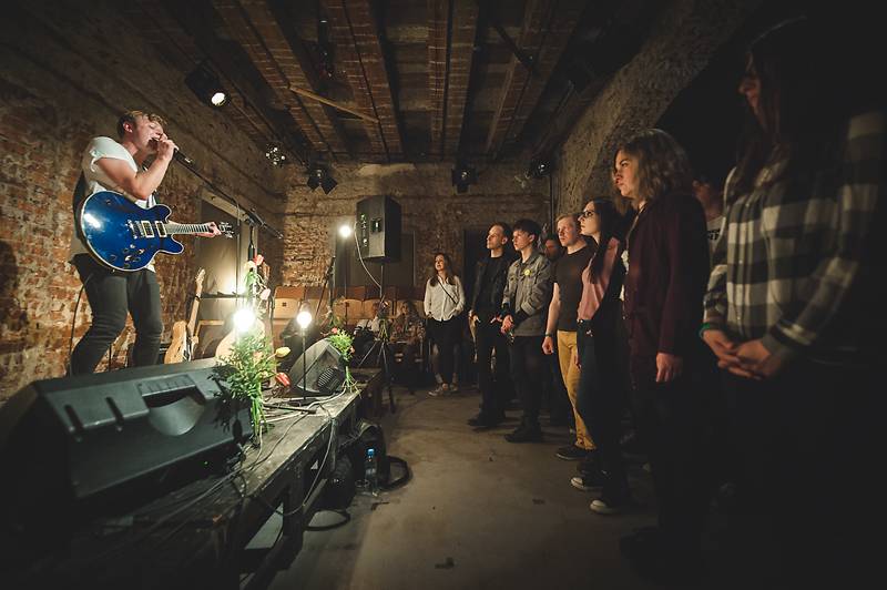 Thom Artway v Praze nahrával bzučící diváky, teepee pokřtili nové EP Mirrors
