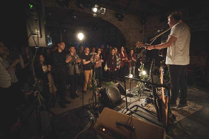 Thom Artway v Praze nahrával bzučící diváky, teepee pokřtili nové EP Mirrors