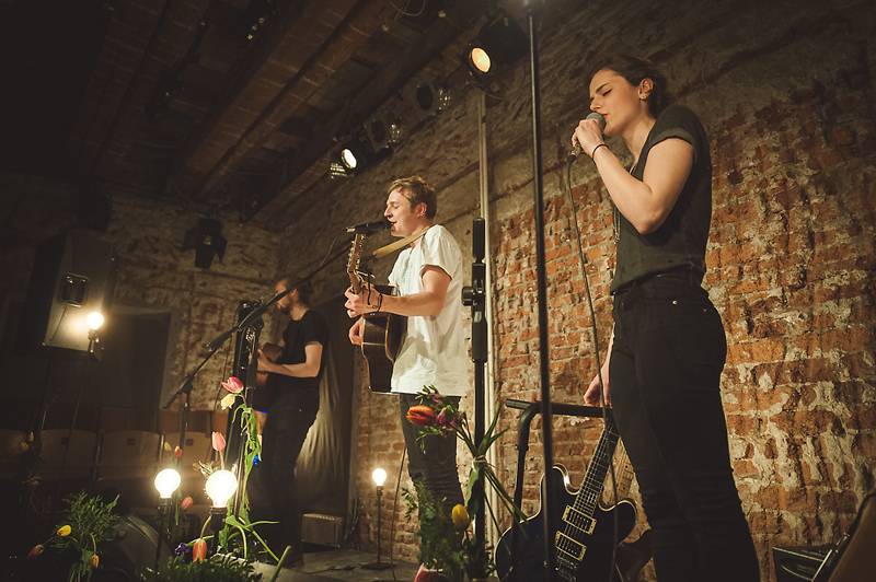 Thom Artway v Praze nahrával bzučící diváky, teepee pokřtili nové EP Mirrors