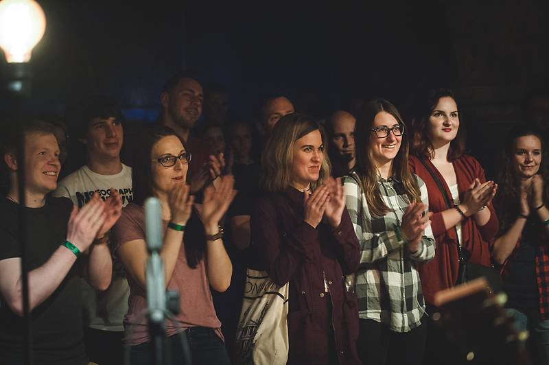 Thom Artway v Praze nahrával bzučící diváky, teepee pokřtili nové EP Mirrors