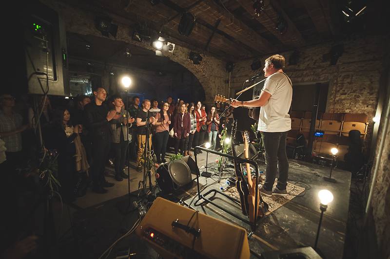 Thom Artway v Praze nahrával bzučící diváky, teepee pokřtili nové EP Mirrors