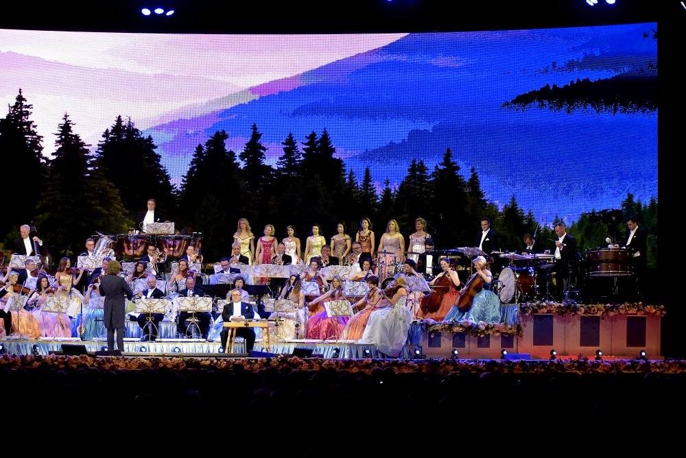 Král valčíků opět v Praze: André Rieu a jeho orchestr zahráli v O2 areně