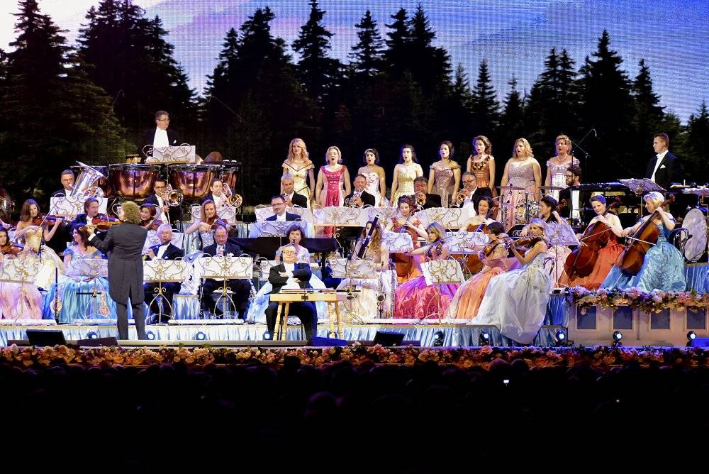 Král valčíků opět v Praze: André Rieu a jeho orchestr zahráli v O2 areně