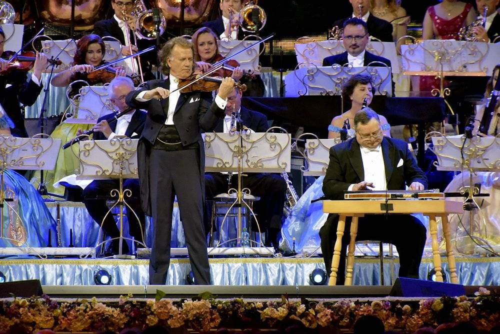 Král valčíků opět v Praze: André Rieu a jeho orchestr zahráli v O2 areně