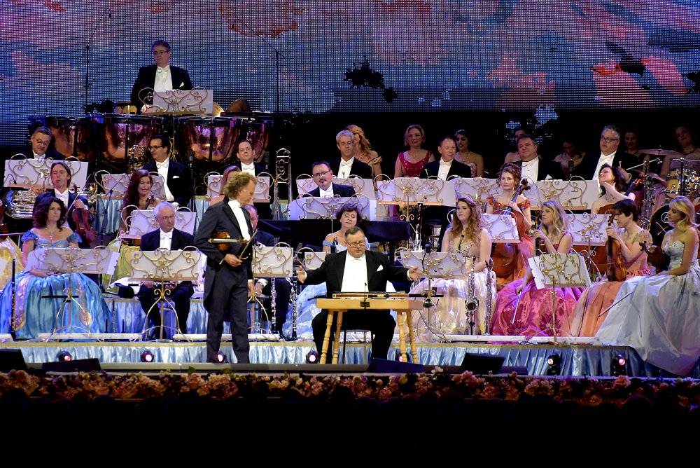 Král valčíků opět v Praze: André Rieu a jeho orchestr zahráli v O2 areně