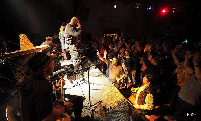 Buřtovi z Walda Gangu k padesátinám gratulovali Vláďa Šafránek, Abraxas i dvojník Karla Gotta