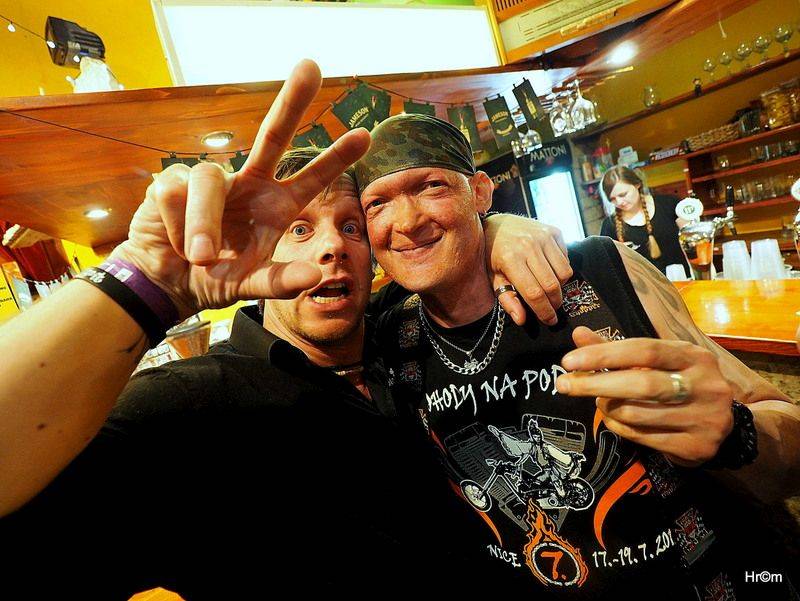 Buřtovi z Walda Gangu k padesátinám gratulovali Vláďa Šafránek, Abraxas i dvojník Karla Gotta