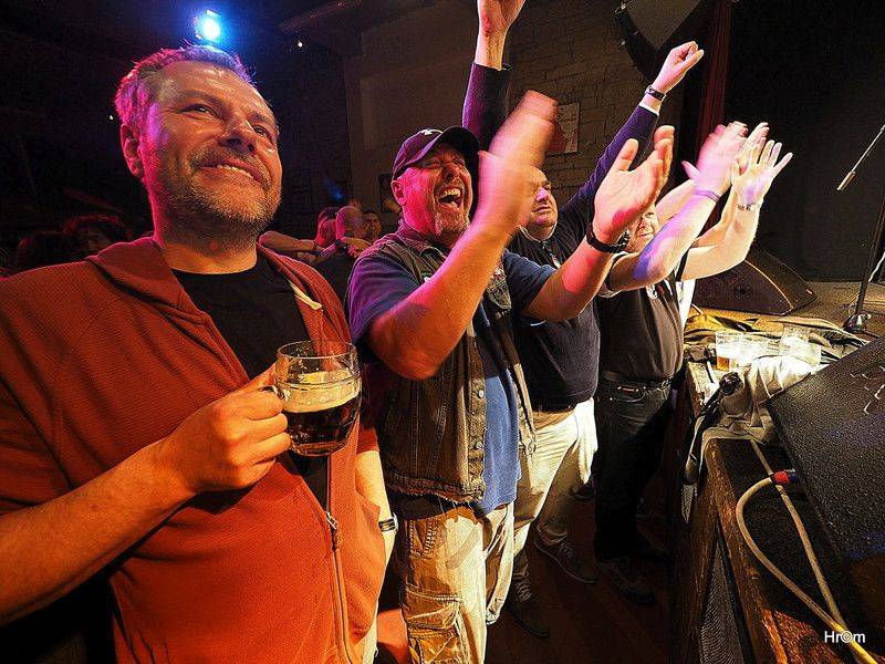 Buřtovi z Walda Gangu k padesátinám gratulovali Vláďa Šafránek, Abraxas i dvojník Karla Gotta