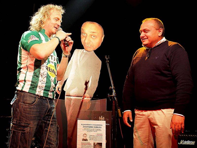 Buřtovi z Walda Gangu k padesátinám gratulovali Vláďa Šafránek, Abraxas i dvojník Karla Gotta