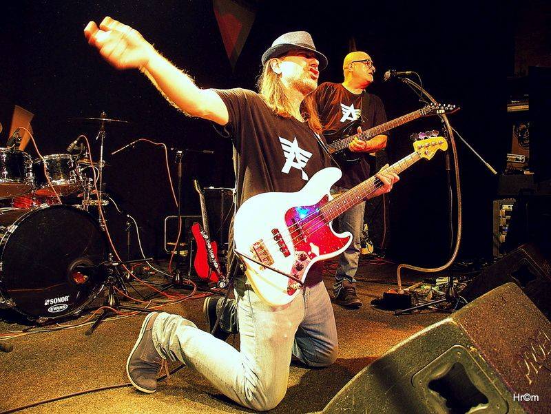 Buřtovi z Walda Gangu k padesátinám gratulovali Vláďa Šafránek, Abraxas i dvojník Karla Gotta