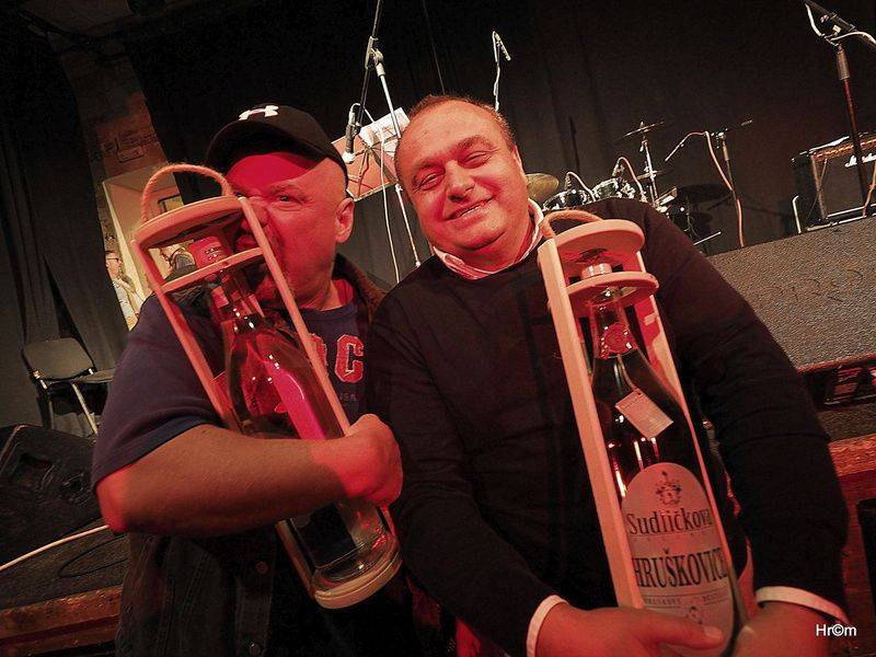 Buřtovi z Walda Gangu k padesátinám gratulovali Vláďa Šafránek, Abraxas i dvojník Karla Gotta