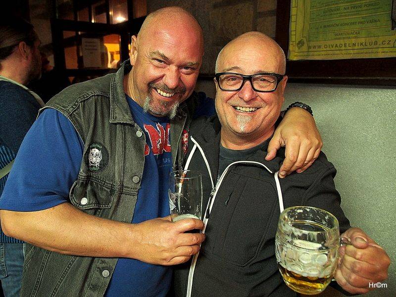 Buřtovi z Walda Gangu k padesátinám gratulovali Vláďa Šafránek, Abraxas i dvojník Karla Gotta