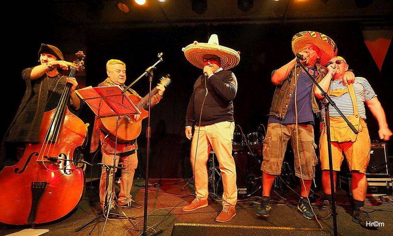 Buřtovi z Walda Gangu k padesátinám gratulovali Vláďa Šafránek, Abraxas i dvojník Karla Gotta