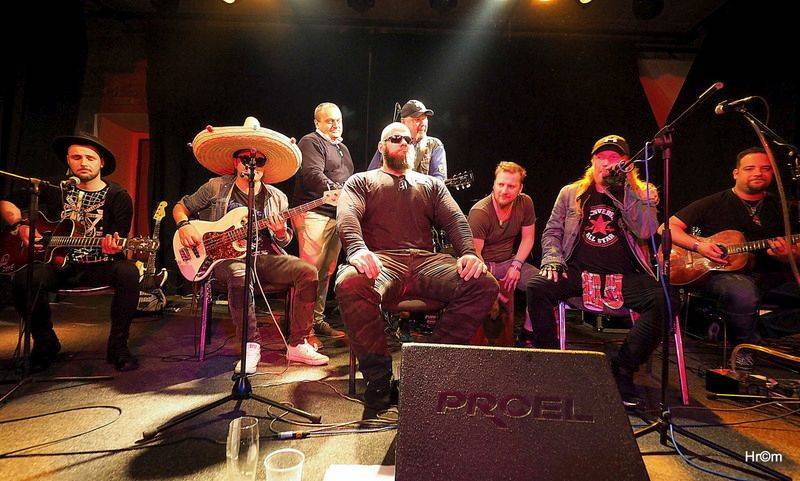 Buřtovi z Walda Gangu k padesátinám gratulovali Vláďa Šafránek, Abraxas i dvojník Karla Gotta