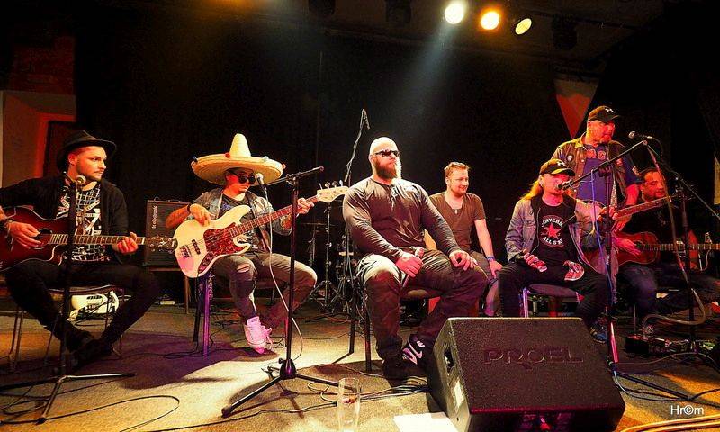 Buřtovi z Walda Gangu k padesátinám gratulovali Vláďa Šafránek, Abraxas i dvojník Karla Gotta