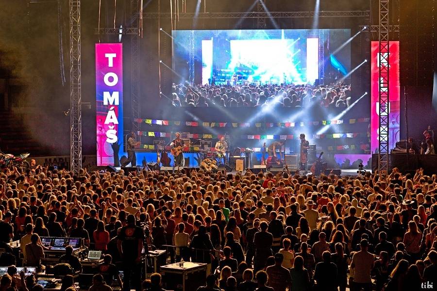 Zimní stadion v Českých Budějovicích ovládla hudební extraliga: Tomáš Klus, Lenny, Tata Bojs nebo Monkey Business
