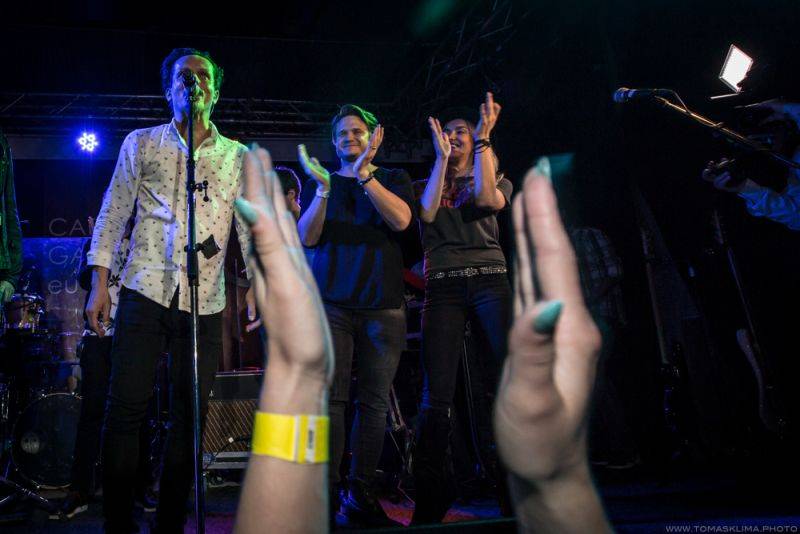 Chinaski pokřtili novou desku Není nám do pláče, kmotry se stali Taťána Kuchařová a Ondřej Brzobohatý