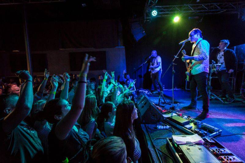 Chinaski pokřtili novou desku Není nám do pláče, kmotry se stali Taťána Kuchařová a Ondřej Brzobohatý