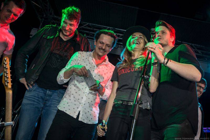 Chinaski pokřtili novou desku Není nám do pláče, kmotry se stali Taťána Kuchařová a Ondřej Brzobohatý