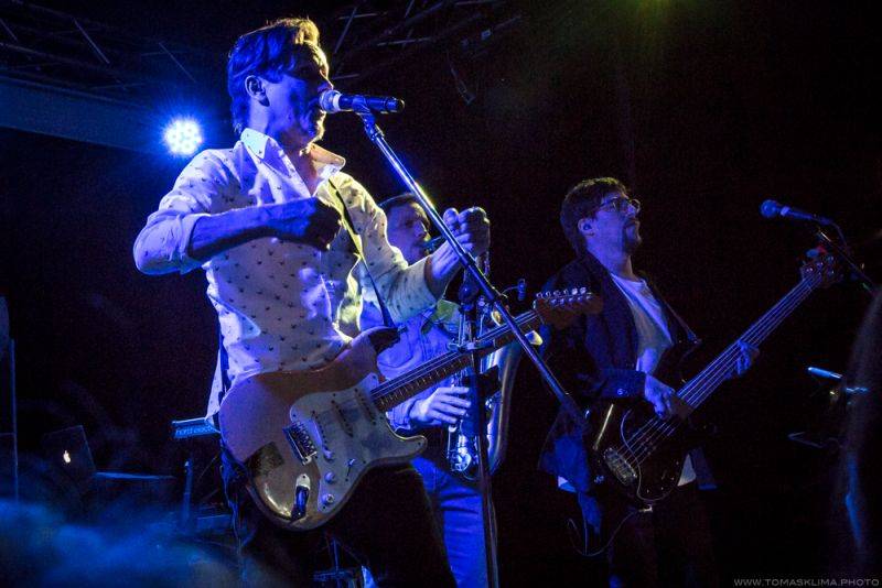 Chinaski pokřtili novou desku Není nám do pláče, kmotry se stali Taťána Kuchařová a Ondřej Brzobohatý