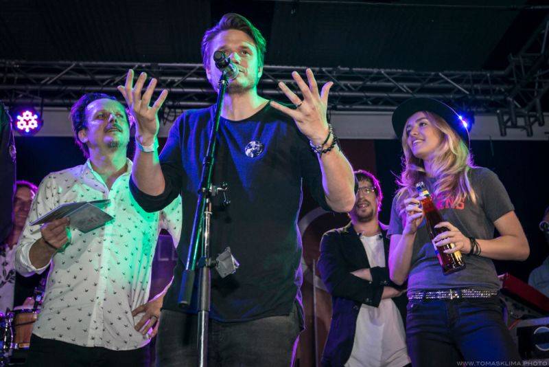 Chinaski pokřtili novou desku Není nám do pláče, kmotry se stali Taťána Kuchařová a Ondřej Brzobohatý