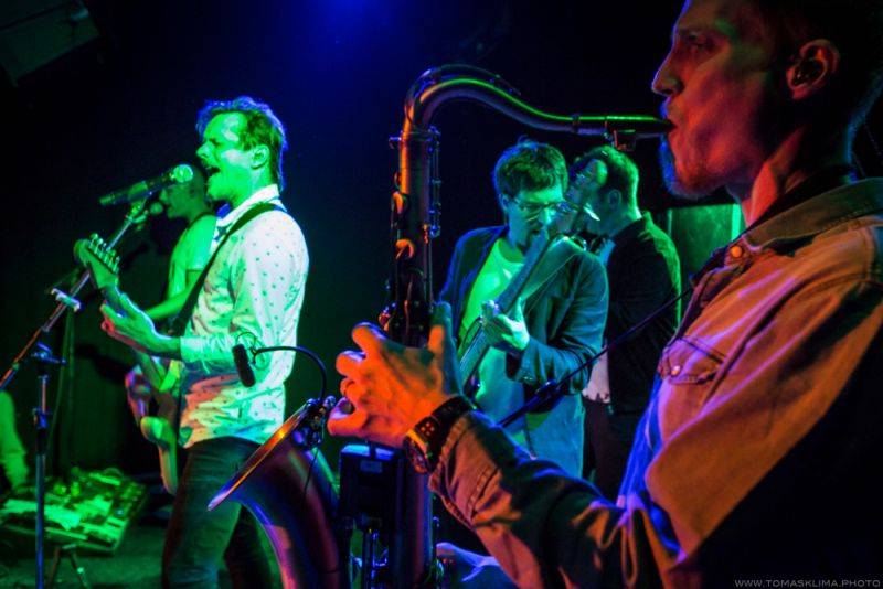 Chinaski pokřtili novou desku Není nám do pláče, kmotry se stali Taťána Kuchařová a Ondřej Brzobohatý