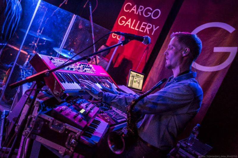 Chinaski pokřtili novou desku Není nám do pláče, kmotry se stali Taťána Kuchařová a Ondřej Brzobohatý