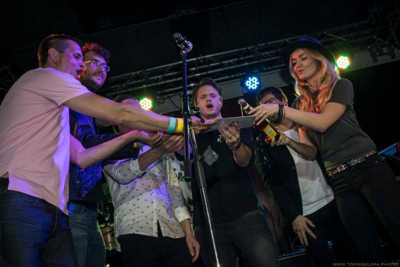 Chinaski pokřtili novou desku Není nám do pláče, kmotry se stali Taťána Kuchařová a Ondřej Brzobohatý