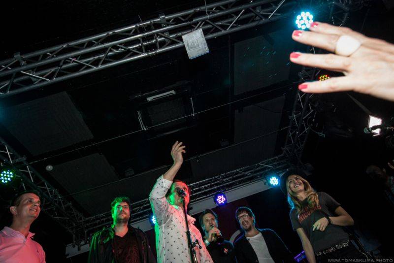 Chinaski pokřtili novou desku Není nám do pláče, kmotry se stali Taťána Kuchařová a Ondřej Brzobohatý