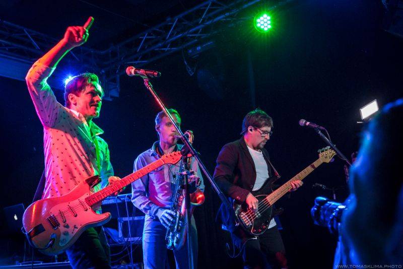 Chinaski pokřtili novou desku Není nám do pláče, kmotry se stali Taťána Kuchařová a Ondřej Brzobohatý