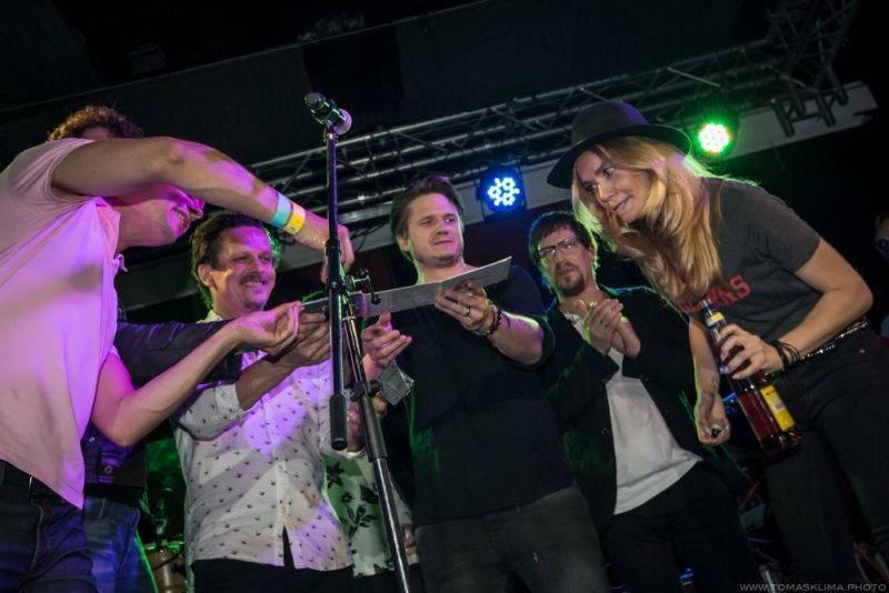 Chinaski pokřtili novou desku Není nám do pláče, kmotry se stali Taťána Kuchařová a Ondřej Brzobohatý