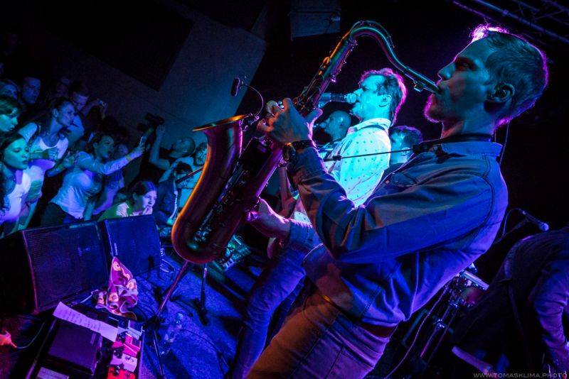 Chinaski pokřtili novou desku Není nám do pláče, kmotry se stali Taťána Kuchařová a Ondřej Brzobohatý