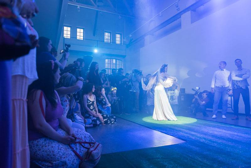 Bohyně z Vesny rozzářily pražskou Hauch Gallery